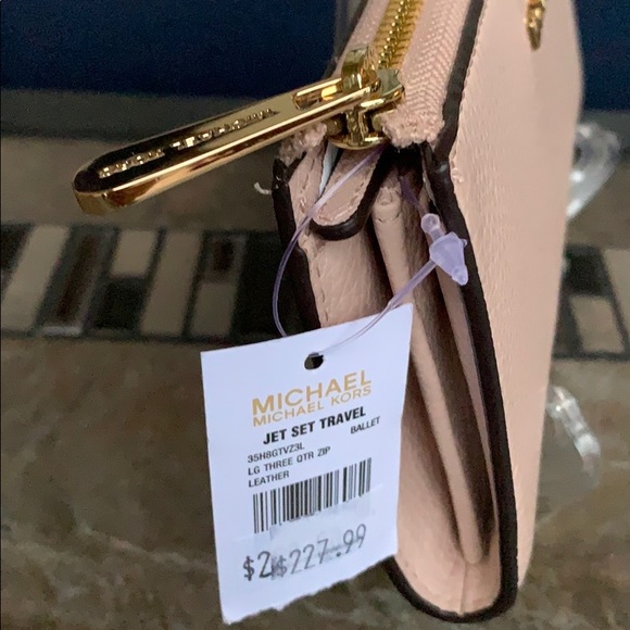 Michael Kors Jet Set Lg Three QTR Zip Wallet - Picture 8 of 16